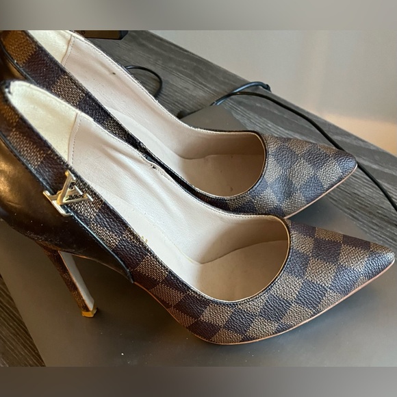 Louis Vuitton Damier Azur Pattern Stilettos. - Picture 2 of 6